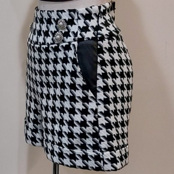 💥CHIC & SEXY💥Tweed, Leather & Buttons Shorts in Black/White Houndstooth